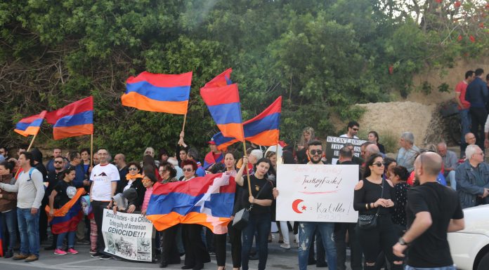 Վաղն առավոտյան ժամը 10:00-ին բոլորս 1 րոպե ոտնկայս հարգելու ենք Հայոց Ցեղասպանության անմեղ զոհերի հիշատակը՝ Հայկական վանքերի ու եկեղեցիների զանգերի ղողանջների ներքո Հայերի բողոքի ցույցը Թել Ավիվում Թուրքիայի դեսպանության շենքի առջև: 24-ը ապրիլի, 2019 թ․ (արխիվ)