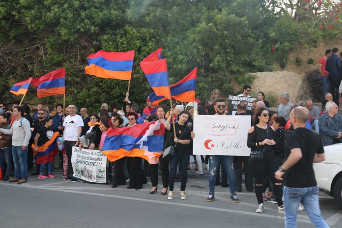 Հայերի բողոքի ցույցը Թել Ավիվում Թուրքիայի դեսպանության շենքի առջև: 24-ը ապրիլի, 2019 թ․ (արխիվ)