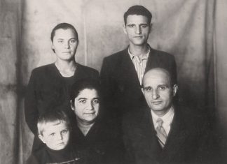 Փերուզա Բաղդասարյանն և նրա որդի Սարգիսը Lուսանկարում՝ Բաղդասարյանների ընտանիքը պատերազմից հետո: Ձախից աջ՝ Փերուզա Բաղդասարյանն իր թոռնուհու՝ Առաքսիի և ամուսնու՝ Ոսկանի հետ: Նրանց գլխավերևում՝ Պելագեյա և Սարգիս Բաղդասարյաններն են