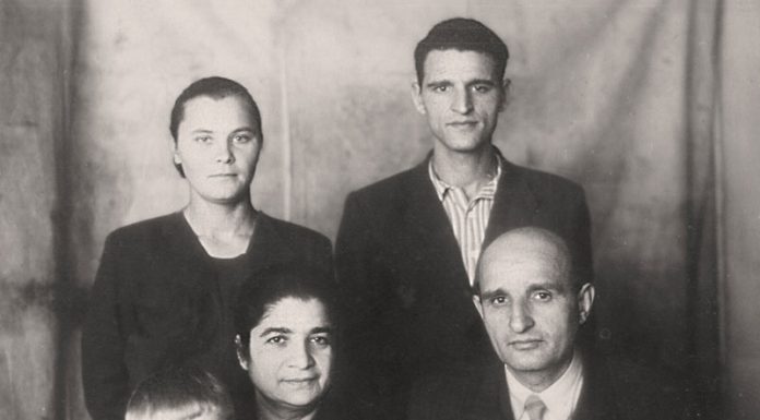 Փերուզա Բաղդասարյանն և նրա որդի Սարգիսը Lուսանկարում՝ Բաղդասարյանների ընտանիքը պատերազմից հետո: Ձախից աջ՝ Փերուզա Բաղդասարյանն իր թոռնուհու՝ Առաքսիի և ամուսնու՝ Ոսկանի հետ: Նրանց գլխավերևում՝ Պելագեյա և Սարգիս Բաղդասարյաններն են