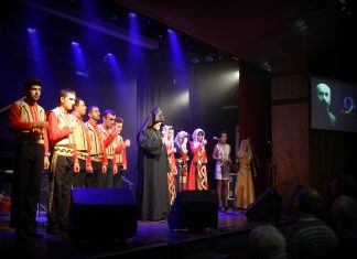 Հայոց Ցեղասպանության 100 – ամյակին նվիրված համերգաշար Իսրայելում Լուսանկարում՝ «Զվարթնոց» հայ երգի մենակատարների խումբն Արիս արքեպիսկոպոս Շիրվանյանի հետ Պետախ Տիկվայի «Շառետ» դահլիճում