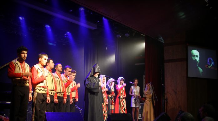 Հայոց Ցեղասպանության 100 – ամյակին նվիրված համերգաշար Իսրայելում Լուսանկարում՝ «Զվարթնոց» հայ երգի մենակատարների խումբն Արիս արքեպիսկոպոս Շիրվանյանի հետ Պետախ Տիկվայի «Շառետ» դահլիճում