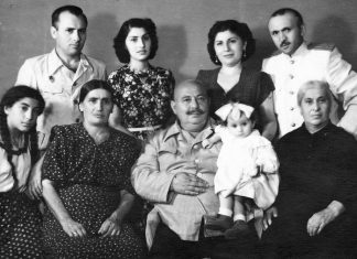 Փրկված մի կյանքի պատմություն Լուսանկարում՝ մեջտեղում Խաչատուր Ազնավուրյանն է, որը գրկել է իր թոռնուհուն՝ Կարինե Հունանյանին, ձախից Սուսաննա Անանիկյանն, աջից Խաչատուրի մայրը՝ Բաբայանց Սուսաննան, վերևում ձախից առաջինը՝ Արամ Ազնավուրյանն է ու Սուսաննա և Ամալիա Ազնավուրյաններն և Խաչիկ Հունանյանը, 1953թ. Քաղաք Ստալինո (Դոնեցկ, ՈՒկրաինա)