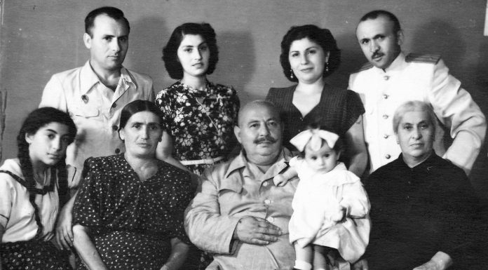 Փրկված մի կյանքի պատմություն Լուսանկարում՝ մեջտեղում Խաչատուր Ազնավուրյանն է, որը գրկել է իր թոռնուհուն՝ Կարինե Հունանյանին, ձախից Սուսաննա Անանիկյանն, աջից Խաչատուրի մայրը՝ Բաբայանց Սուսաննան, վերևում ձախից առաջինը՝ Արամ Ազնավուրյանն է ու Սուսաննա և Ամալիա Ազնավուրյաններն և Խաչիկ Հունանյանը, 1953թ. Քաղաք Ստալինո (Դոնեցկ, ՈՒկրաինա)