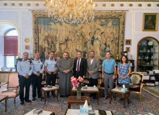 Հրեական պատվիրակությունը ներողություն խնդրեց Լուսանկարում՝ Երուսաղեմի Հայ Պատրիարք Ամենայն Տեր Նուրհան արքեպիկոպոս Մանուկյանն ու հրեական պատվիրակությունը: Լուսանկարը վերցված է «Բլագովեստ» կայքից