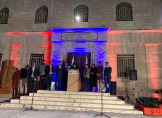 Անկախության տոնն Երուսաղեմում Երուսաղեմի Հայոց պատրիարք Նուրհան արքեպիսկոպոս Մանուկյանը Երուսաղեմում ստեղծված «Արմատներ» հանձնախմբի անդամների հետ(լուսանկարը «Հայ Երուսաղեմ այսօր» ֆեյսբուքյան էջից)