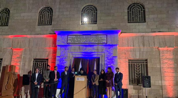 Անկախության տոնն Երուսաղեմում Երուսաղեմի Հայոց պատրիարք Նուրհան արքեպիսկոպոս Մանուկյանը Երուսաղեմում ստեղծված «Արմատներ» հանձնախմբի անդամների հետ(լուսանկարը «Հայ Երուսաղեմ այսօր» ֆեյսբուքյան էջից)