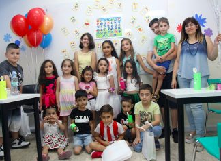 Պետախ Տիկվայի հայկական դպրոցը սկսեց ուսումնական տարին Պետախ Տիկվայի հայկական դպրոցի աշակերտներն իրենց ուսուցչուհու՝ Անի Հարությունյանի հետ