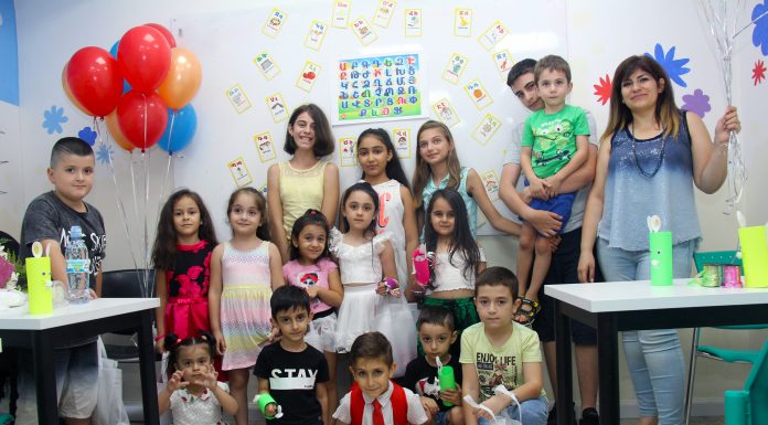 Պետախ Տիկվայի հայկական դպրոցը սկսեց ուսումնական տարին Պետախ Տիկվայի հայկական դպրոցի աշակերտներն իրենց ուսուցչուհու՝ Անի Հարությունյանի հետ