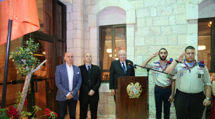 Իսրայելում ողջունում են Հայաստանի դեսպանատուն բացելու որոշումը Իսրայելում Հայաստանի Հանրապետության պատվո հյուպատոս պարոն Ցոլակ Մոմջյանն որդիների ու Երուսաղեմի «ՀՄԸՄ» - ի սկաուտները: