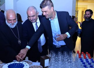 Հայկական հախճապակու 100 – ամյա պատմությունն Երուսաղեմում Լուսանկարում՝ Նշան Բալյանը(մեջտեղում) - Սեպտեմբերի 28 - ին Էջմիածնում ցուցահանդեսի բացման արարողությունից հետո