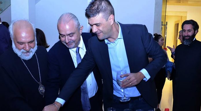 Հայկական հախճապակու 100 – ամյա պատմությունն Երուսաղեմում Լուսանկարում՝ Նշան Բալյանը(մեջտեղում) - Սեպտեմբերի 28 - ին Էջմիածնում ցուցահանդեսի բացման արարողությունից հետո