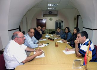 Իսրայելում հայկական կազմակերպությունները կարիքավորներին օգնող մարմին են ուզում ստեղծել Լուսանկարում՝ Երուսաղեմի Դաշնակցական, Ռամկավար կուսակցությունների և «Բարեսիրաց» միության ներկայացուցիչներն Երուսաղեմի Հայոց պատրիարքարանի միաբան Կորյուն վարդապետ Բաղդասարյանի մասնակցությամբ - արխիվ - Երուսաղեմ 2013թ.