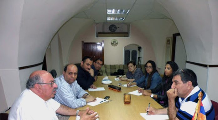 Իսրայելում հայկական կազմակերպությունները կարիքավորներին օգնող մարմին են ուզում ստեղծել Լուսանկարում՝ Երուսաղեմի Դաշնակցական, Ռամկավար կուսակցությունների և «Բարեսիրաց» միության ներկայացուցիչներն Երուսաղեմի Հայոց պատրիարքարանի միաբան Կորյուն վարդապետ Բաղդասարյանի մասնակցությամբ - արխիվ - Երուսաղեմ 2013թ.