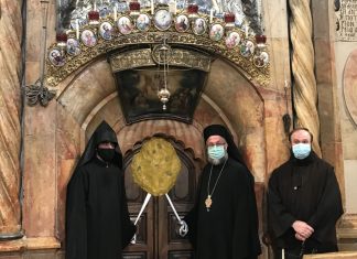 Իսրայելի հայկական համայնքը տոնեց Սուրբ Հարության տաճարում Ճրագալույցի ու Սուրբ Զատիկի արարողությունները «Ստատուս Քվոյով» նախատեսված ընթացակարգով և Հայ Եկեղեցու որևէ իրավունք չի խախտվել: Լուսանկարում՝ հայ, հույն և կաթոլիկ հոգևորականները, Սուրբ Հարության վանքում՝ բոլորաշեն մատուռի մուտքի մոտ, (Երուսաղեմի Հրեշտակապետաց վանքի տեսուչ, միաբան հայր Ղևոնդ վարդապետ Հովհաննիսյանի արխիվից)