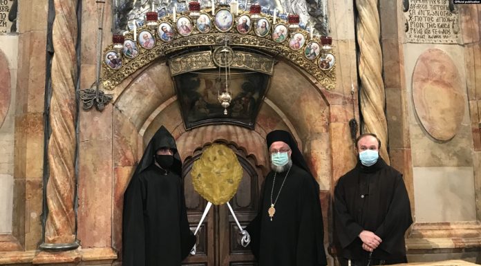 Իսրայելի հայկական համայնքը տոնեց Սուրբ Հարության տաճարում Ճրագալույցի ու Սուրբ Զատիկի արարողությունները «Ստատուս Քվոյով» նախատեսված ընթացակարգով և Հայ Եկեղեցու որևէ իրավունք չի խախտվել: Լուսանկարում՝ հայ, հույն և կաթոլիկ հոգևորականները, Սուրբ Հարության վանքում՝ բոլորաշեն մատուռի մուտքի մոտ, (Երուսաղեմի Հրեշտակապետաց վանքի տեսուչ, միաբան հայր Ղևոնդ վարդապետ Հովհաննիսյանի արխիվից)