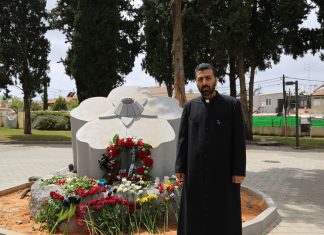 Իսրայելում Հայոց ցեղասպանության զոհերի հիշատակին նվիրված հուշարձանը` յուրօրինակ ուխտատեղի Հայֆայի և հյուսիսային քաղաքների հոգևոր հովիվ, տեր Տիրայր քահանա Հովակիմյանը Պետախ Տիկվա քաղաքում Հայոց ցեղասպանության զոհերի հիշատակի հուշարձանի մոտ, 25-ը ապրիլի, 2020թ.