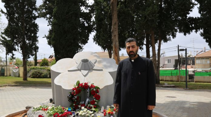 Իսրայելում Հայոց ցեղասպանության զոհերի հիշատակին նվիրված հուշարձանը` յուրօրինակ ուխտատեղի Հայֆայի և հյուսիսային քաղաքների հոգևոր հովիվ, տեր Տիրայր քահանա Հովակիմյանը Պետախ Տիկվա քաղաքում Հայոց ցեղասպանության զոհերի հիշատակի հուշարձանի մոտ, 25-ը ապրիլի, 2020թ.