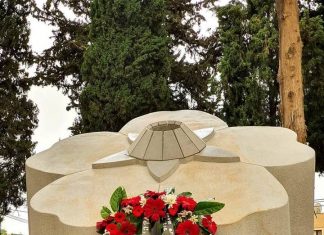 Ապրիլի 24 –ին հանրահավաք Թել Ավիվում, հուշ-երեկոներ Հայֆայում և Պետախ Տիկվայում Լուսանկարում՝ Իսրայելի Պետախ Տիկվա քաղաքում տեղադրված առաջին հուշարձանը նվիրված Հայոց Ցեղասպանության անմեղ զոհերին