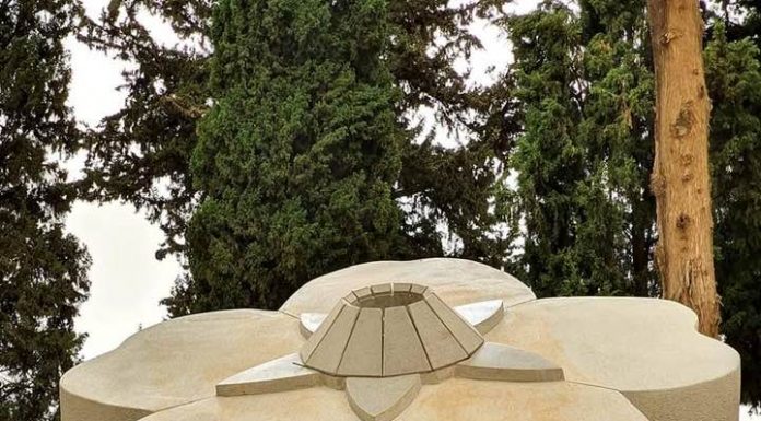 Ապրիլի 24 –ին հանրահավաք Թել Ավիվում, հուշ-երեկոներ Հայֆայում և Պետախ Տիկվայում Լուսանկարում՝ Իսրայելի Պետախ Տիկվա քաղաքում տեղադրված առաջին հուշարձանը նվիրված Հայոց Ցեղասպանության անմեղ զոհերին