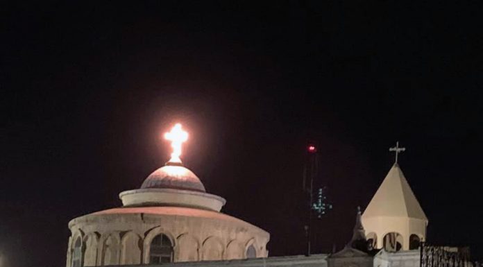 Հայոց Ցեղասպանության 105 -րդ տարելիցի միջոցառումներն Երուսաղեմում Լուսանկարում՝ Վառված Սրբոց Հակոբյանց մայր տաճարի խաչը` ի հիշատակ Հայոց Ցեղասպանության նահատակների(Հեղինակ հայր Կորյուն վարդապետ Բաղդասարյան)