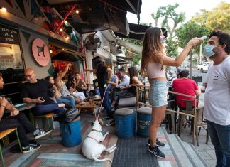 Covid-19. Իրավիճակն Իսրայելում վերջին երկու շաբաթվա ընթացքում կտրուկ սրվել է Լուսանկարում՝ Իսրայել- Ռեստորանի մուտքի մոտ այցելուները ջերմաչափվում են, արխիվ