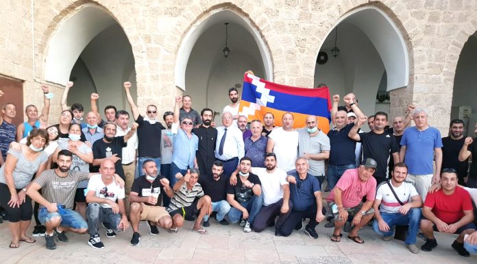 Թուրք – ազերական խուժանի սադրանքը հայկական վանքի դիմաց Լուսանկարում՝ ՀՀ արտակարգ ու լիազոր դեսպան Արմեն Սմբատյանն ու Յաֆոյի հոգևոր հովիվը մի խումբ հայորդիների հետ միասին