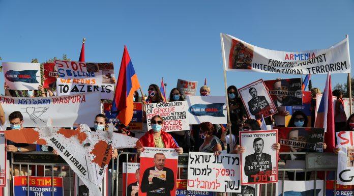 Իսրայելաբնակ հայերը պահանջում են ճանաչել Արցախի անկախությունն ու դադարեցնել զենքի վաճառքն Ադրբեջանին Լուսանկարում՝ Հայ ցուցարարներն Իսրայելի արտաքին գործերի նախարարության դիմաց