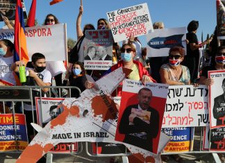 Իսրայելահայերը պահանջում են հրեական ԶԼՄ-ներից լուսաբանել ու ներկայացնել Արցախի վերաբերյալ եղելությունը Լուսանկարում՝ Հայ ցուցարարներն Իսրայելի արտաքին գործերի նախարարության դիմաց