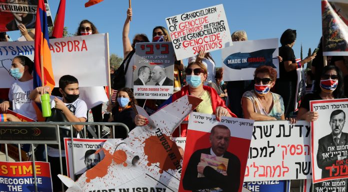 Իսրայելահայերը պահանջում են հրեական ԶԼՄ-ներից լուսաբանել ու ներկայացնել Արցախի վերաբերյալ եղելությունը Լուսանկարում՝ Հայ ցուցարարներն Իսրայելի արտաքին գործերի նախարարության դիմաց