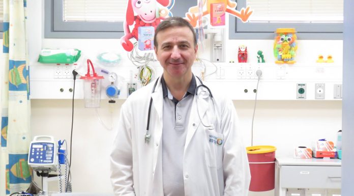 Հոլոքոստ ապրած ազգի կողմից հանցագործություն է օգնելն Ադրբեջանին, կարծում է հրեա բժիշկը Լուսանկարում՝ Իսրայելի բժշկական հաստատություններից մեկում աշխատող երեխաների վիրաբույժ Վալերի Կորտունը