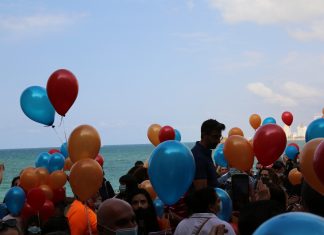 Իսրայելահայերը պահանջում են, որ այդ երկիրը գոնե ժամանակավոր զենք չվաճառի Ադրբեջանին Իսրայելահայերը հայկական դրոշի գույնի փուչիկներ են օդ նետում` ի նշան խաղաղության