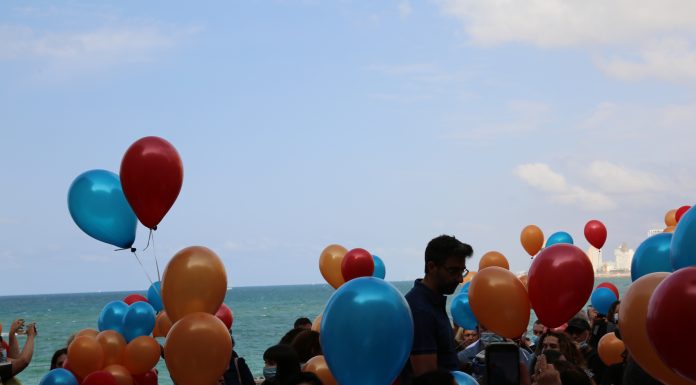 Իսրայելահայերը պահանջում են, որ այդ երկիրը գոնե ժամանակավոր զենք չվաճառի Ադրբեջանին Իսրայելահայերը հայկական դրոշի գույնի փուչիկներ են օդ նետում` ի նշան խաղաղության