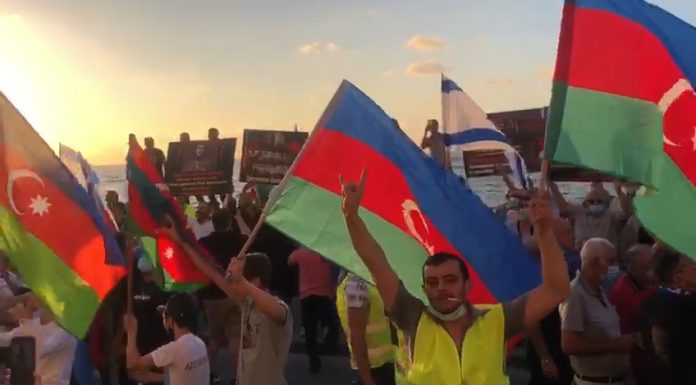 Հայերը թուրք նեոնացիստների ու ադրբեջանցի ազգայնականների գործունեության ակտիվացման փաստերը ներկայացրեցին Պետախ Տիկվայի քաղաքապետին Լուսանկարում՝ ադրբեջանցի նեոնացիստը «Բոզ կուրտի» խորհրդանիշով