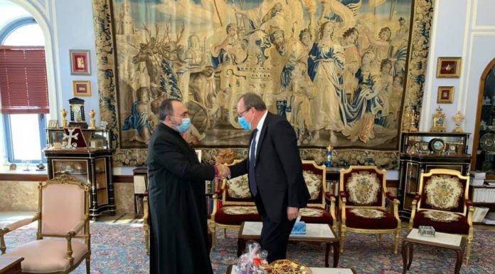 Հունվարի 4-ին Երուսաղեմի Հայոց պատրիարքարան այցելեց Իսրայելում Ռուսաստանի Դաշնության դեսպան Անատոլի Վիկտորովը Լուսանկարում՝ Իսրայելում Ռուսաստանի Դաշնության արտակարգ ու լիզաոր դեսպան Անատոլի Վիկտորովն Երուսաղեմի Հայ պատրիարք Ամեն. Տ. Նուրհան արք. Մանուկյանի հետ հանդիպման ժամանակ