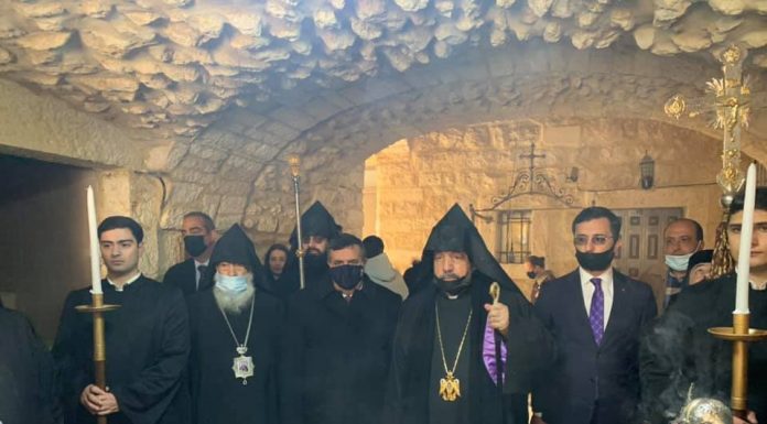 Հայ համայնքը հին տոմարով նշեց Ամանորն ու Սուրբ Ծնունդը Լուսանկարում՝ Երուսաղեմի հայ պատրիարք Նուրհան արքեպիսկոպոս Մանուկյանը թափորի գլխավորությամբ