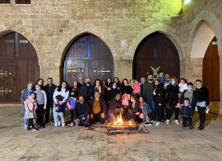 Փետրվարի 26 – ին Երկրի կենտրոնում բնակվող հայերը տոնեցին Տյառնընդառաջի տոնը Լուսանկարում՝ հայերը Սուրբ Նիկողայոս վանքի բակում(լուսանկարը՝ Ռոբերտ Ոհանյանի անձնական արխիվից)