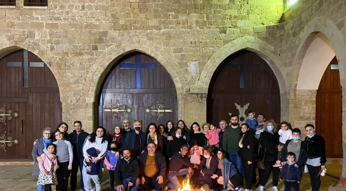 Փետրվարի 26 – ին Երկրի կենտրոնում բնակվող հայերը տոնեցին Տյառնընդառաջի տոնը Լուսանկարում՝ հայերը Սուրբ Նիկողայոս վանքի բակում(լուսանկարը՝ Ռոբերտ Ոհանյանի անձնական արխիվից)