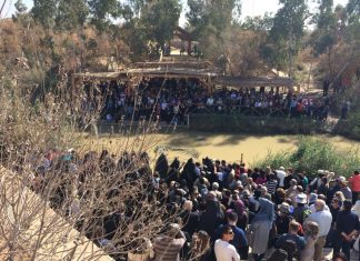 ՅՈՐԴԱՆԱՆ ԳԵՏԻ ՕՐՀՆՈՒԹԻՒՆԸ 23/01/22 – YouTube Լուսանկարում՝ Հորդանան գետում Իսրայելի և Հորդանանի թագավորության սահմաններում հավաքված հայ հավատացյալները - լուսանկարը Խաչիկ Բեկարյանի անձնական էջից