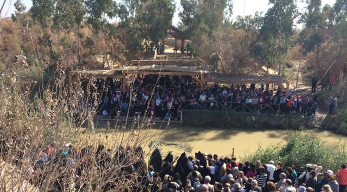 ՅՈՐԴԱՆԱՆ ԳԵՏԻ ՕՐՀՆՈՒԹԻՒՆԸ 23/01/22 – YouTube Լուսանկարում՝ Հորդանան գետում Իսրայելի և Հորդանանի թագավորության սահմաններում հավաքված հայ հավատացյալները - լուսանկարը Խաչիկ Բեկարյանի անձնական էջից