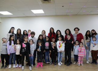 Պետախ Տիկվայի հայկական դպրոցի աշակերտների ամանորյա հանդեսը Պետախ Տիկվայի հայկական դպրոցի աշակերտներն իրենց ծնողների և ուսուցչուհու՝ Անի Հարությունյանի հետ