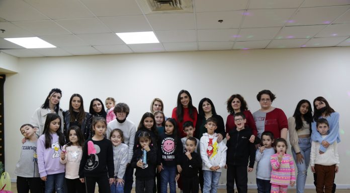 Պետախ Տիկվայի հայկական դպրոցի աշակերտների ամանորյա հանդեսը Պետախ Տիկվայի հայկական դպրոցի աշակերտներն իրենց ծնողների և ուսուցչուհու՝ Անի Հարությունյանի հետ