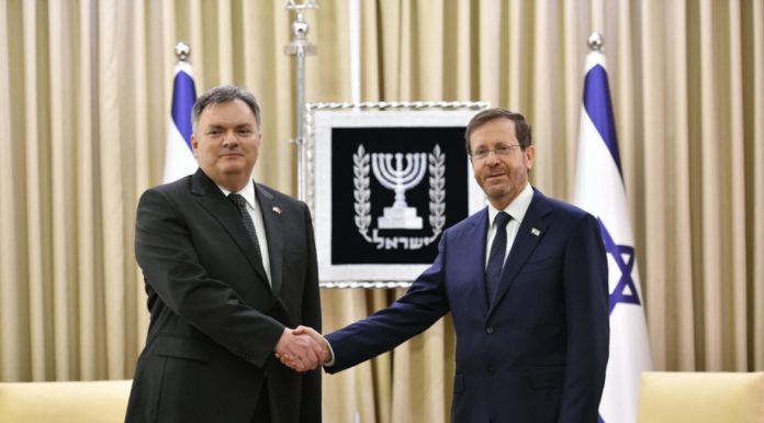 Ապրիլի 7 – ին Իսրայել պետությունում Հայաստանի Հանրապետության արտակարգ և լիազոր դեսպան Արման Հակոբյանն իր հավատարմագրերն էր հանձնել Իսրայելի նախագահ Իցխակ Հերցոգին: Լուսանկարում՝ Իսրայելի նախագահ Իցհակ Հերցոգն և Հայաստանի արտակարգ և լիազոր դեսպան Արման Հակոբյանը