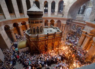 Ապրիլի 23-ին և 24-ին Իսրայելի հայկական համայնքը տոնեց Սուրբ Հարության տաճարում Ճրագալույցի ու Սուրբ Զատիկի տոները, ոստիկանությունն իսկական «անակնկալ» էր պատրաստել