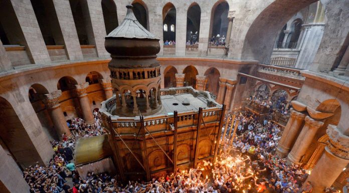 Ապրիլի 23-ին և 24-ին Իսրայելի հայկական համայնքը տոնեց Սուրբ Հարության տաճարում Ճրագալույցի ու Սուրբ Զատիկի տոները, ոստիկանությունն իսկական «անակնկալ» էր պատրաստել